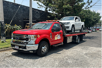 Grúa plataforma Grúas Herrera trasladando una camioneta